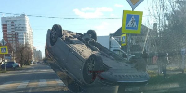 В Краснодаре Mercedes опрокинулся на крышу после столкновения с «Газелью»