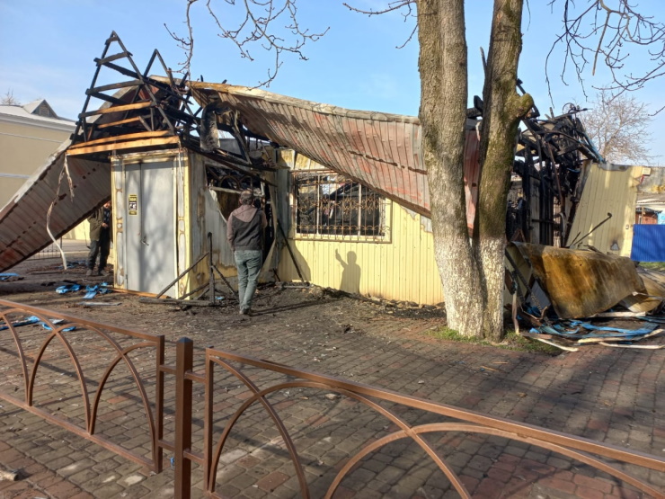 В Гулькевичах почти час взрывались фейерверки из-за пожара в магазине пиротехники