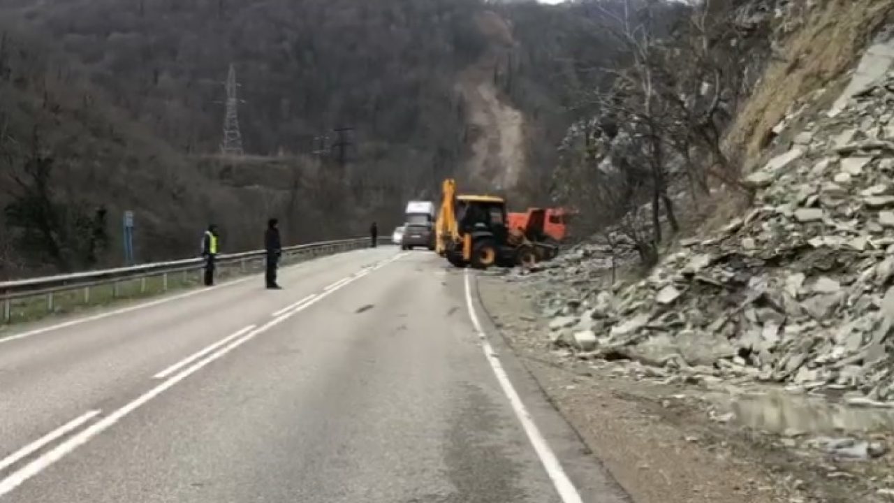 В Туапсинском районе из-за камнепада на трассе в Майкоп ввели реверсивное  движение - 4 марта, 2022 Все новости, Происшествия «Кубань 24»