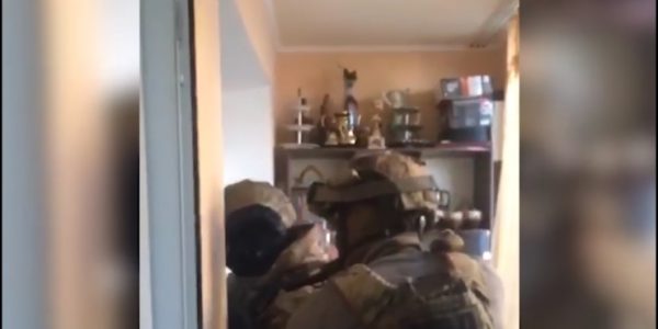 В Анапе четыре грабителя напали на хозяина квартиры и забрали технику на 465 тыс. рублей