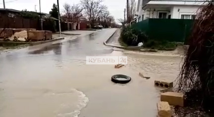 В Анапе после дождя подтопило улицы. Видео