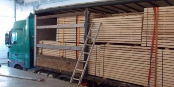 В Темрюкском районе задержали фуру с древесиной, которую перевозили с нарушениями