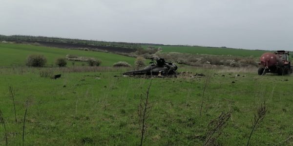 В Мостовском районе при обработке сельхозугодий рухнул вертолет Ми-2, пилот погиб
