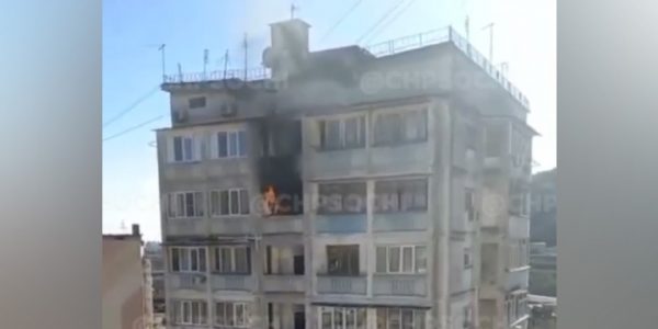 В Сочи в многоэтажке на улице Труда сгорел балкон