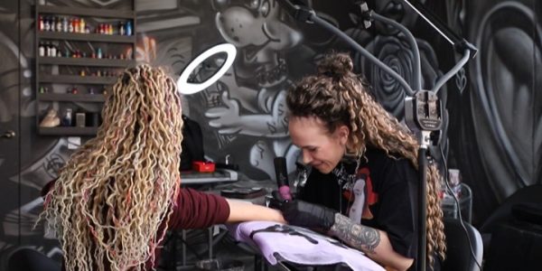 Краснодарцы в поддержку людей с аутизмом набили татуировки по эскизам подростков с РАС