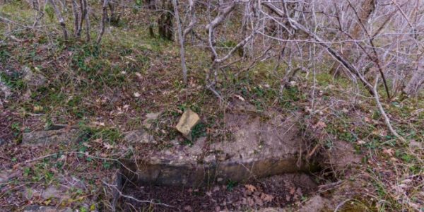 В Новороссийске в районе Широкой Балки варварски разрыли древнее захоронение