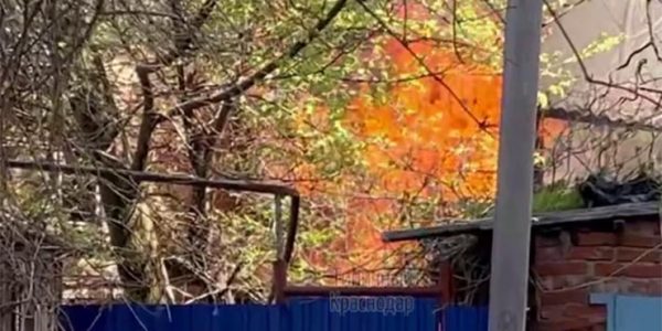 В центре Краснодара во время пожара в заброшенном здании эвакуировали 2 человек