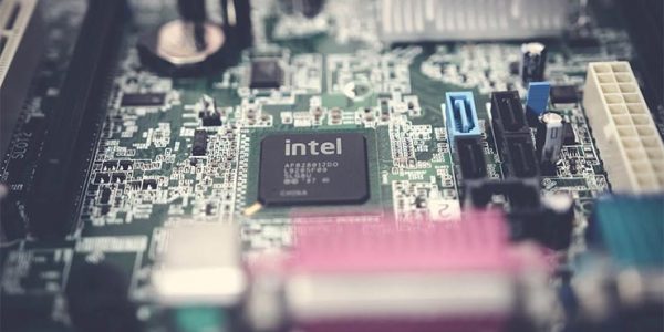 Компания Intel приостанавливает все деловые операции в России