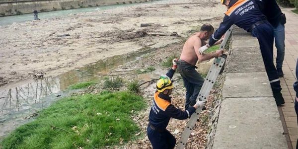 В Сочи пьяный мужчина прыгнул в реку, его вытащили спасатели