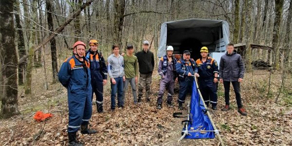 В Сочи со склона горы спасатели эвакуировали подростка, ударившегося головой о дерево