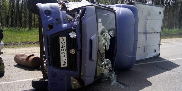 В Краснодарском крае в ДТП перевернулся грузовик, есть пострадавший