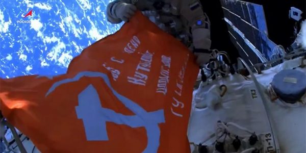 Российские космонавты развернули в открытом космосе Знамя Победы