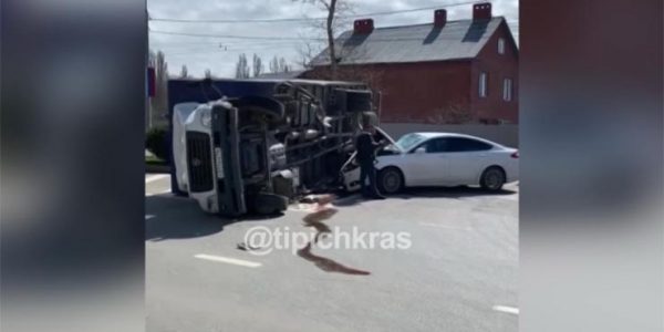 В Краснодаре легковушка влетела в грузовик, от удара тот перевернулся