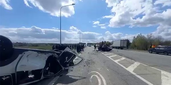 В Краснодарском крае в жестком ДТП на встречке погиб водитель, еще 6 человек госпитализировали