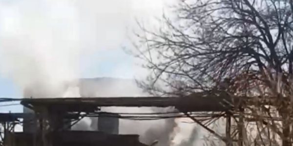 В Краснодаре на территории компрессорного завода произошел пожар на складе с макулатурой