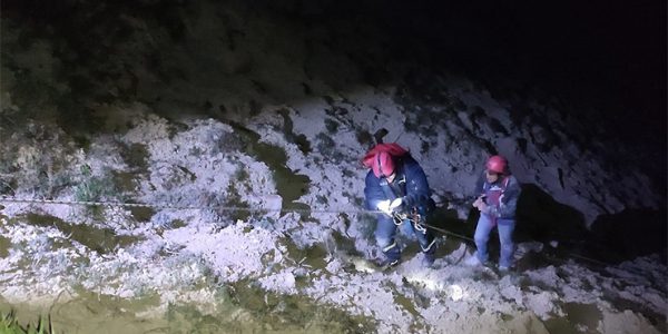 В Анапе спасатели ночью сняли с выступа скалы сорвавшегося туриста