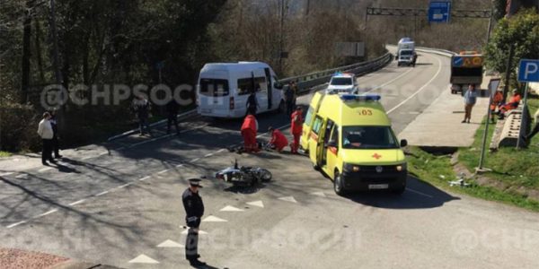 В Сочи при столкновении с микроавтобусом Mercedes погиб 65-летний водитель мопеда