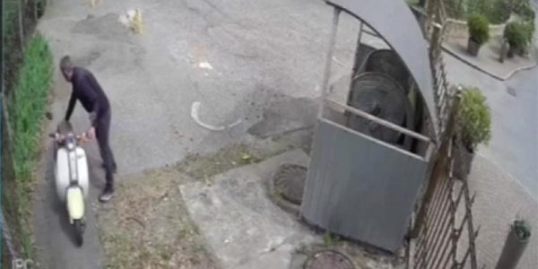 В Сочи мужчина украл мопед на улице Виноградной