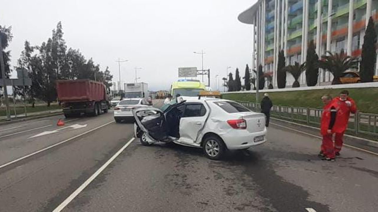 В Сочи машина автошколы попала под грузовик, пострадали ученица и  инструктор - 14 апреля, 2022 Все новости, Происшествия «Кубань 24»