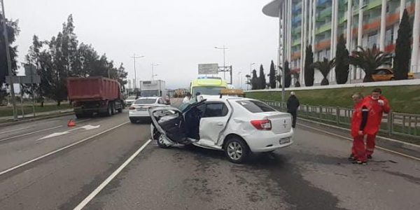 В Сочи машина автошколы попала под грузовик, пострадали ученица и инструктор