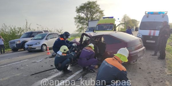 Под Анапой в жестком ДТП погибла семейная пара, двое их детей в больнице