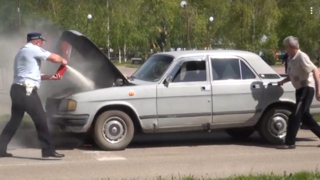 В Белой Глине полицейские помогли пенсионеру потушить загоревшуюся на ходу  «Волгу» - 27 апреля, 2022 Все новости, Происшествия «Кубань 24»