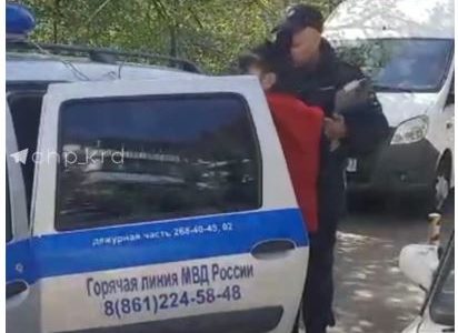 В Краснодаре пьяные девушки расцарапали лицо таксисту из-за споров об оплате проезда