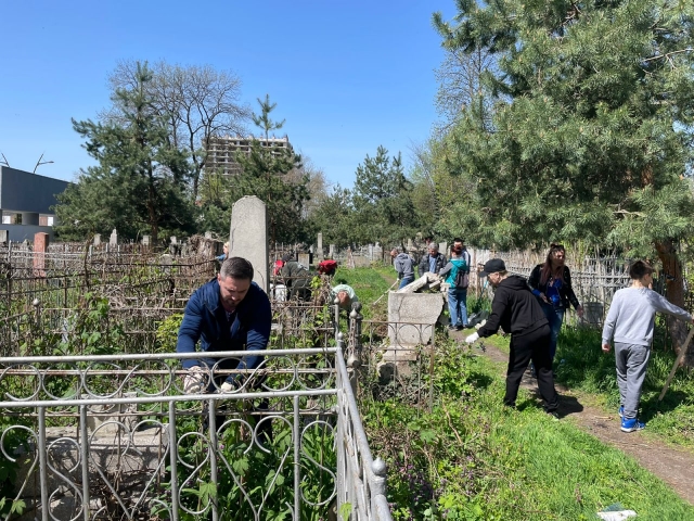 В Краснодаре провели субботник на Всесвятском кладбище