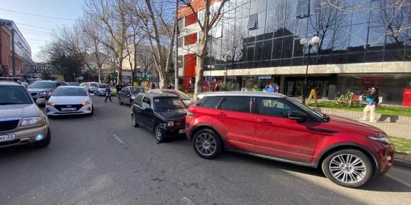 В Сочи пожилой мужчина на «Оке» протаранил три автомобиля и погиб