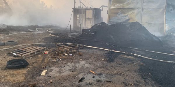 В Усть-Лабинске ночью сгорел цех по переработке резины