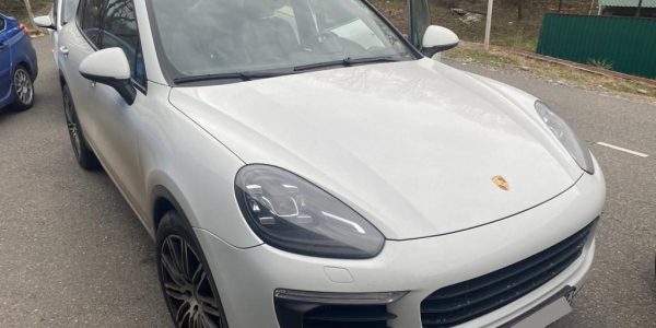 В Сочи приставы арестовали Porsche Cayenne девушки из-за долга в 3 млн рублей