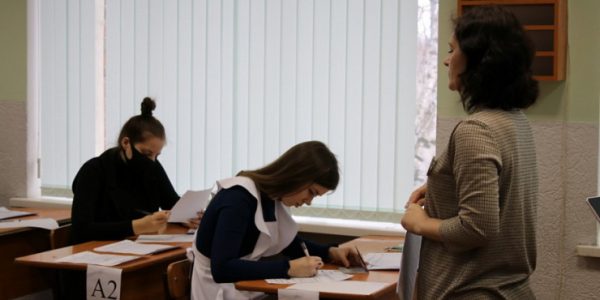 В России 220 тыс. человек сдадут ЕГЭ по биологии и иностранным языкам