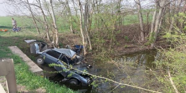 В Северском районе два 18-летних парня погибли в машине, слетевшей в оросительный канал