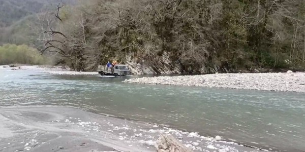 В Сочи спасатели эвакуировали прыгнувшую в горную реку туристку