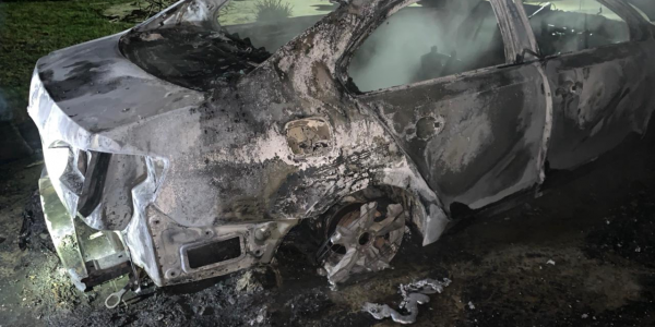 В Анапе неизвестный ночью поджег два автомобиля