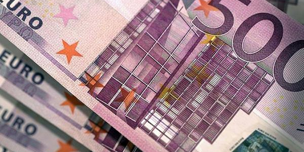 Курс евро на Московской бирже впервые с июня 2020 года опустился до 77 рублей