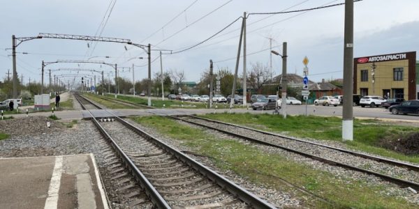 В Краснодарском крае пассажирский поезд сбил женщину, переезжавшую пути на велосипеде