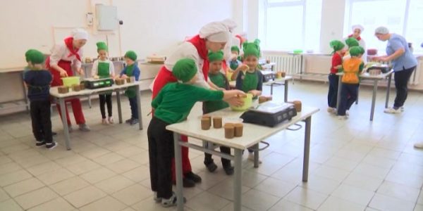 В Щербиновском районе студенты-повара перед Пасхой лепили куличи с дошкольниками
