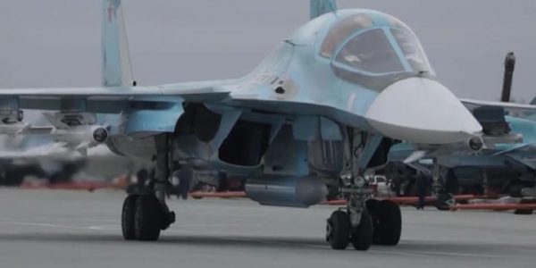 Минобороны РФ показало кадры боевых вылетов истребителей Су-34 в ходе спецоперации