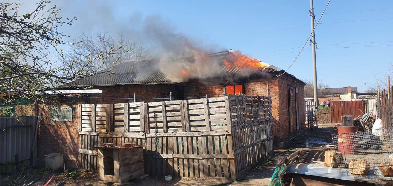 В Краснодарском крае произошел крупный пожар на частном подворье