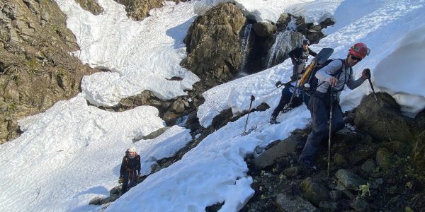 В Сочи два горнолыжника выехали с трассы и застряли в глубоком снегу