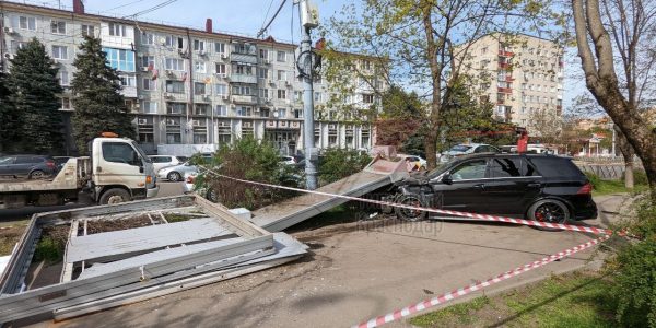 В Фестивальном микрорайоне Краснодара Mercedes влетел в такси и снес рекламный щит