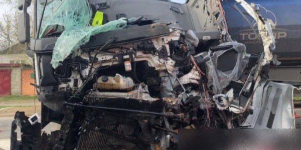 В Краснодарском крае на трассе столкнулись три большегруза, один водитель погиб