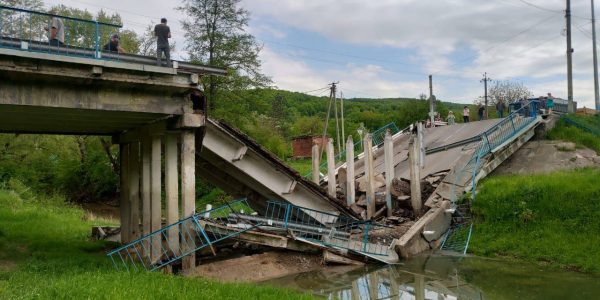 В поселке Ильском ввели режим ЧС после обрушения моста