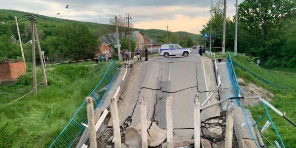 СК назначит строительно-техническую экспертизу, чтобы установить причину обрушения моста в Северском районе