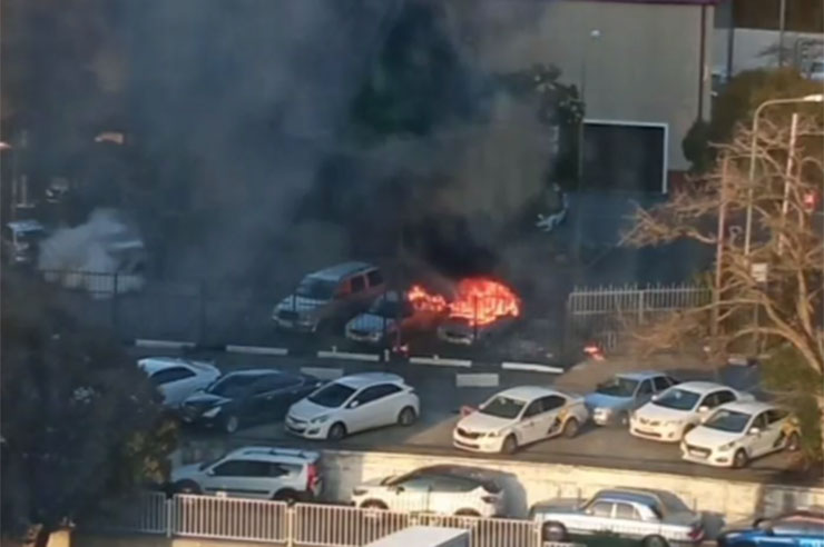 В Сочи на парковке сгорели два полицейских автомобиля
