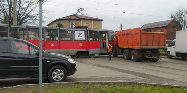 В Краснодаре трамвай с пассажирами врезался в самосвал