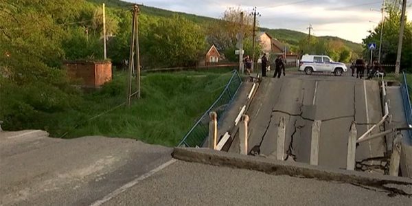 Прокуратура Северского района организовала проверку после обрушения моста | «Факты»