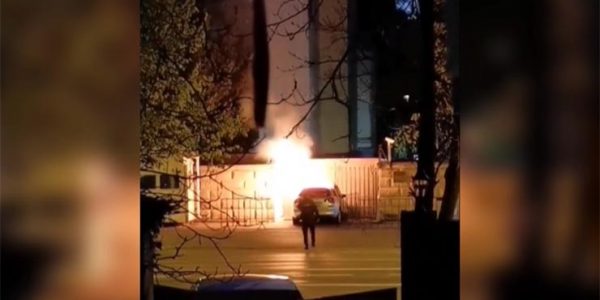 В Румынии в забор посольства России врезался автомобиль, водитель погиб