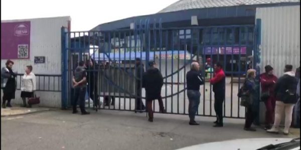 В Краснодаре полицейские эвакуировали сотрудников и покупателей «Сенного рынка»